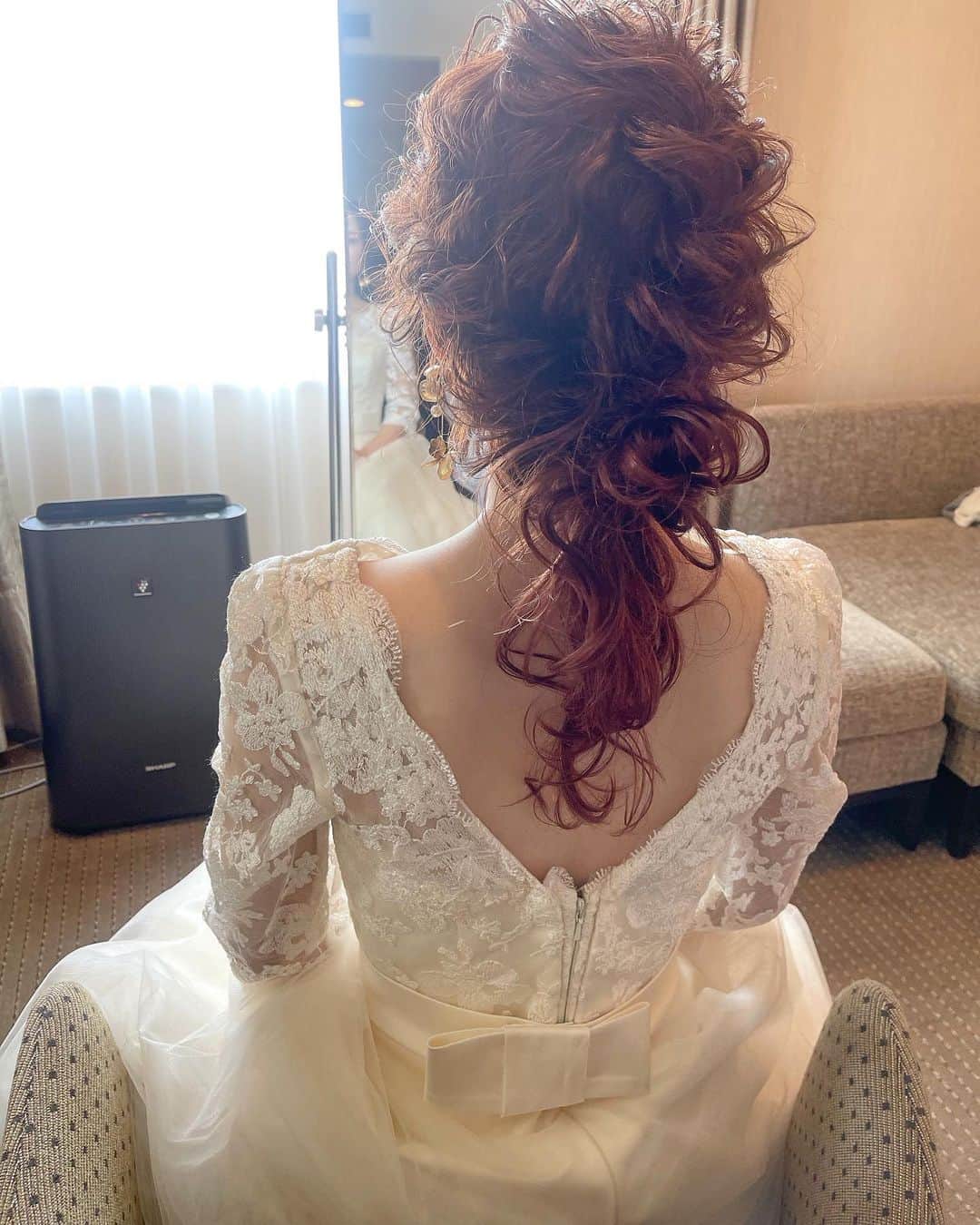 sakincho1028のインスタグラム：「wedding hair🌼  #sakinchohair #hairarrange#hair#arrange#hairset#ヘアアレンジ#アレンジ#ヘアセット#豊橋#美容室#豊橋美容室#結婚式#ブライダル#ヘアメイク#メイク#花嫁＃前撮り#フォトウェディング#ウェディングフォト#出張ヘアメイク#ブライダルヘア#ウェディングヘア#花嫁ヘア」