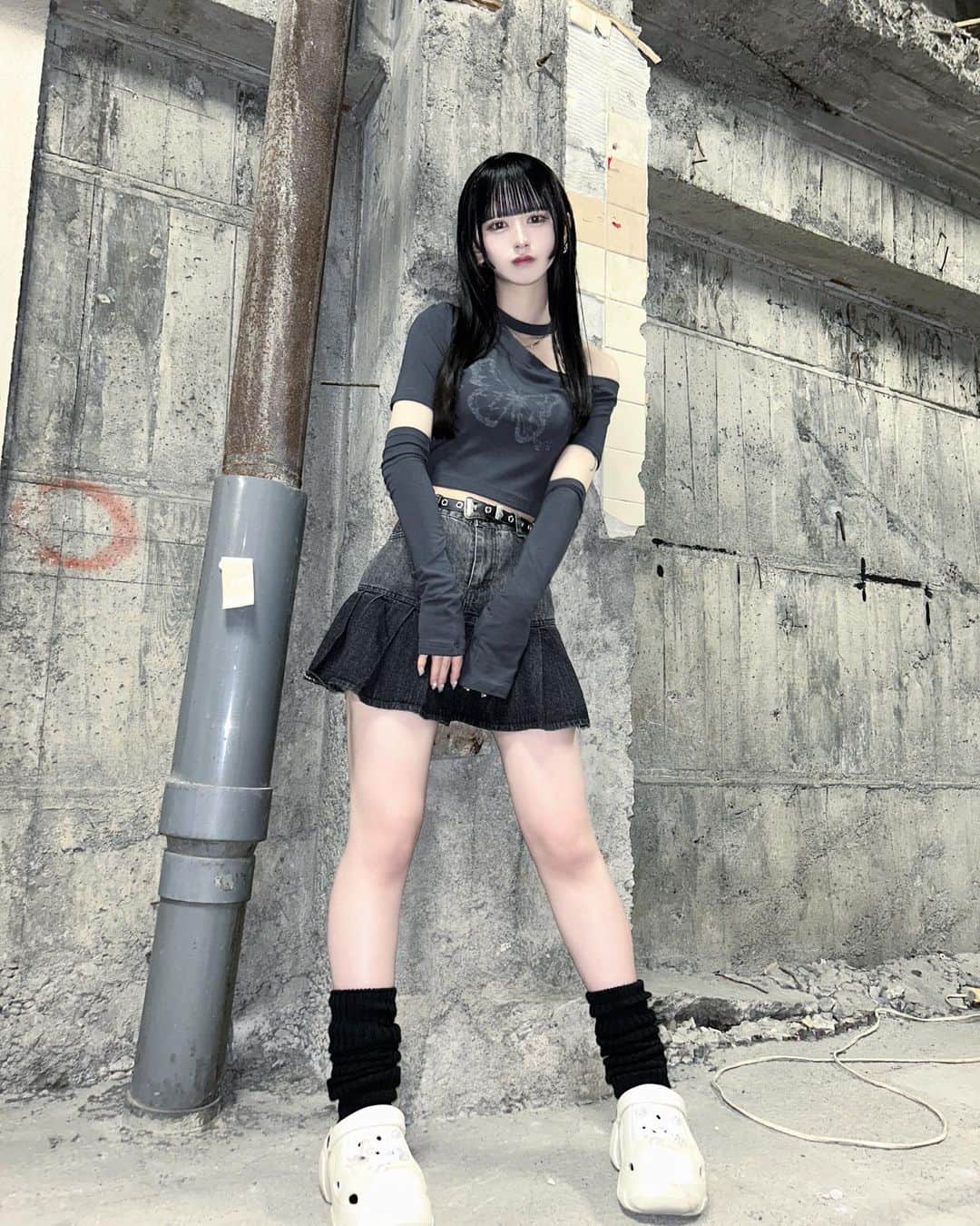 狐波ろんのインスタグラム：「脚ムチムチでも愛されたいฅ•ω•ฅ  . #黒髪ぱっつん #全身 #ootd #오오티디」