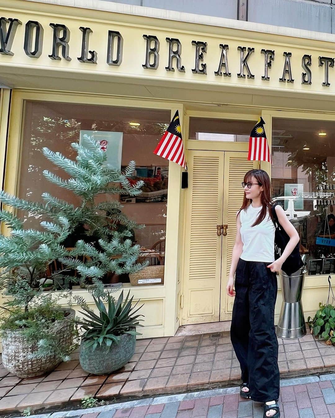 原志保さんのインスタグラム写真 - (原志保Instagram)「東京では朝cafeでのんびりすることが多いです❤️  2日連続 @kikkopresident きっこさんと👭  六本木の @bluebottlejapan も好きですが、表参道の @bluebottlejapan もいいですね❤️  今日のファッションは、Threadsにアップしてます⤴️  最近、Threads率高し🙆‍♀️ 良かったらフォローお願いします❣️  #cafe #bluebottlecoffee  #ブルーボトルコーヒー #表参道cafe #カフェ好き #カフェスタグラム #朝活」7月29日 19時53分 - shihohara