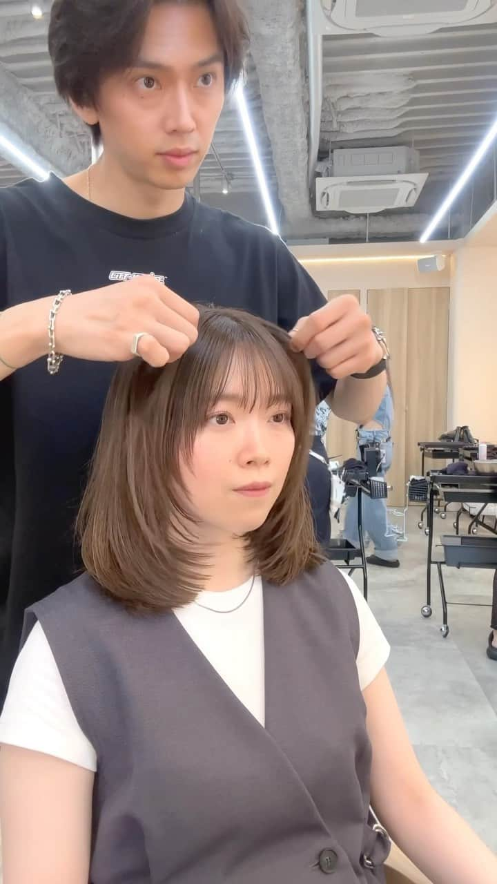 小西涼のインスタグラム：「【顔まわりにデザインを✂︎】#レイヤーカット  薄め前髪からチークバング、顔まわりを レイヤーカットでデザインしてます💁‍♂️ ． カラーは#シークレットハイライト で赤み消し シアベージュで透明感高く艶っぽく❄️ ． ． #フェイスレイヤー　#内巻きレイヤー　 #シアベージュ　#ハイライトカラー」