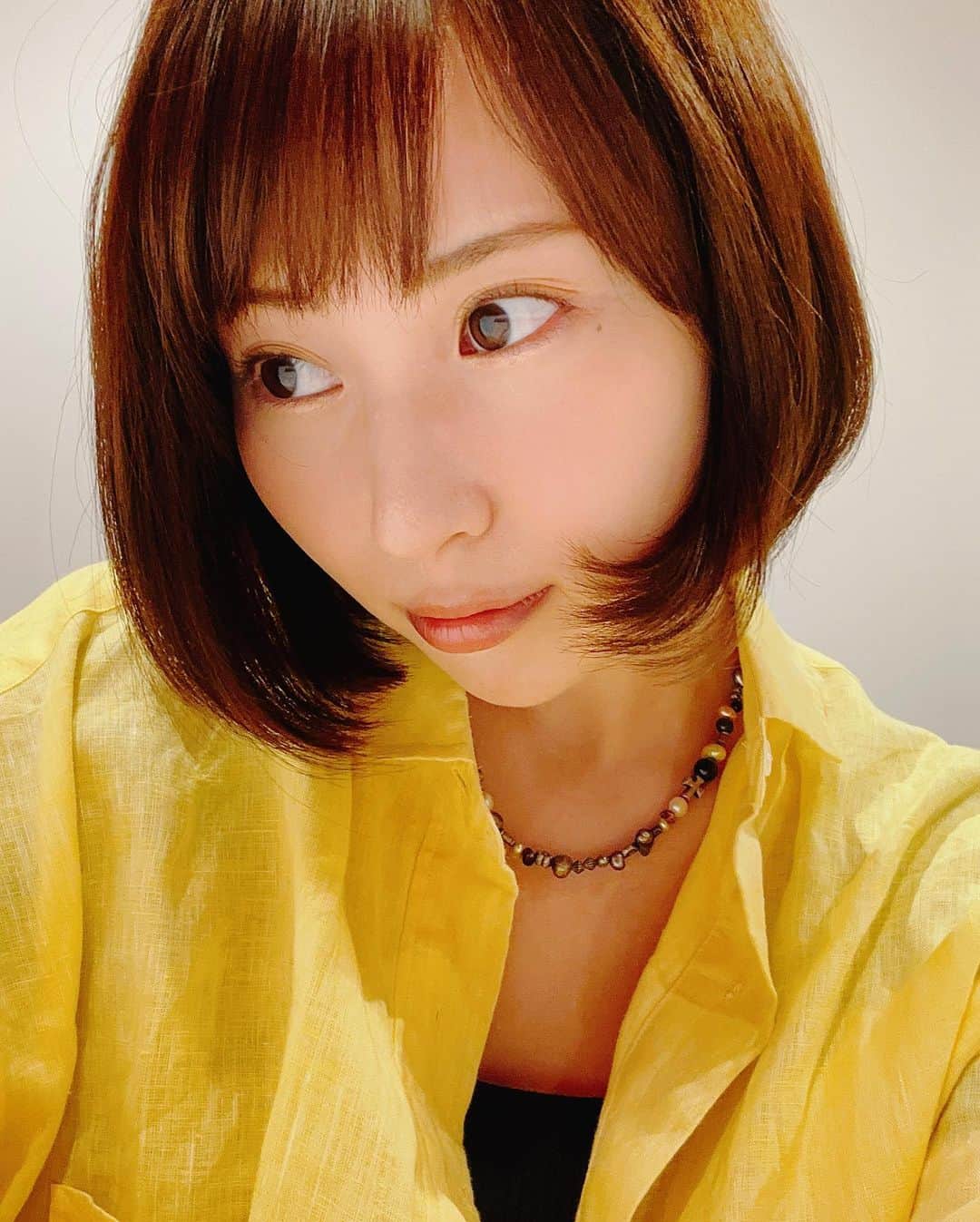増田有華のインスタグラム：「＊  髪伸びて色も抜けてきたーーー。 あとちょっと耐えろ‼︎ この撮影終わったらもう少し短くしようかな？ 黄色！🟡  今日は現場で多治見監督からそろりとプレゼントをいただきました。 あ！誕生日！もう近い！となりました笑 めちゃくちゃうれしいいいいい☺️☺️☺️☺️☺️ライトに照らされて神々しいです💡」