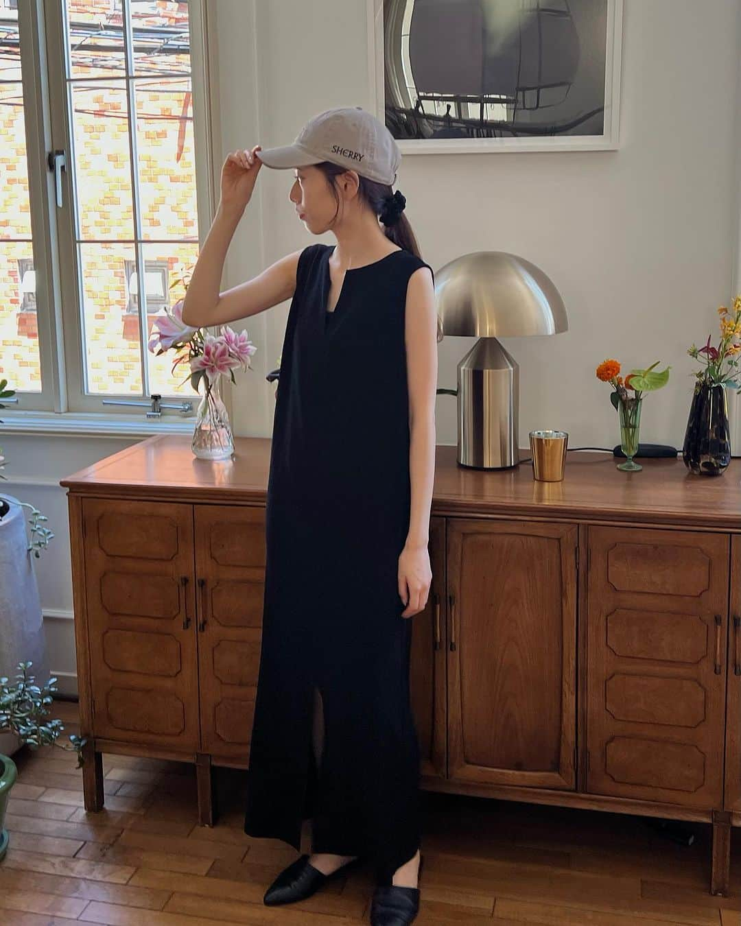 GREED TOKYO STOREさんのインスタグラム写真 - (GREED TOKYO STOREInstagram)「Re Stock  "Dry Stretch Georgette Sleeveless Dress in Black"  from Bed&Breakfast  夏にぴったりのとても軽やかなドレスが再入荷しました✨  ラインはタイトに見えますが フィットしすぎない着心地で スッキリと着られるシンプルなドレスです  スリットが入っているので足捌きもよく 裏地無しの仕様ですが透けを気にせず ノンストレスにご着用頂けます  Dry Stretch Georgette Sleeveless Dress in Black ¥19,800  #greedinternational #bedandbreakfastqualityoflife  #greedtokyo #greedfukuoka #sleevelessdress#ootd#fashion#seasonless   #スリーブレスドレス#ブラックドレス#夏コーデ#シーズンレス#外苑前#表参道」7月29日 19時54分 - greed_tokyo