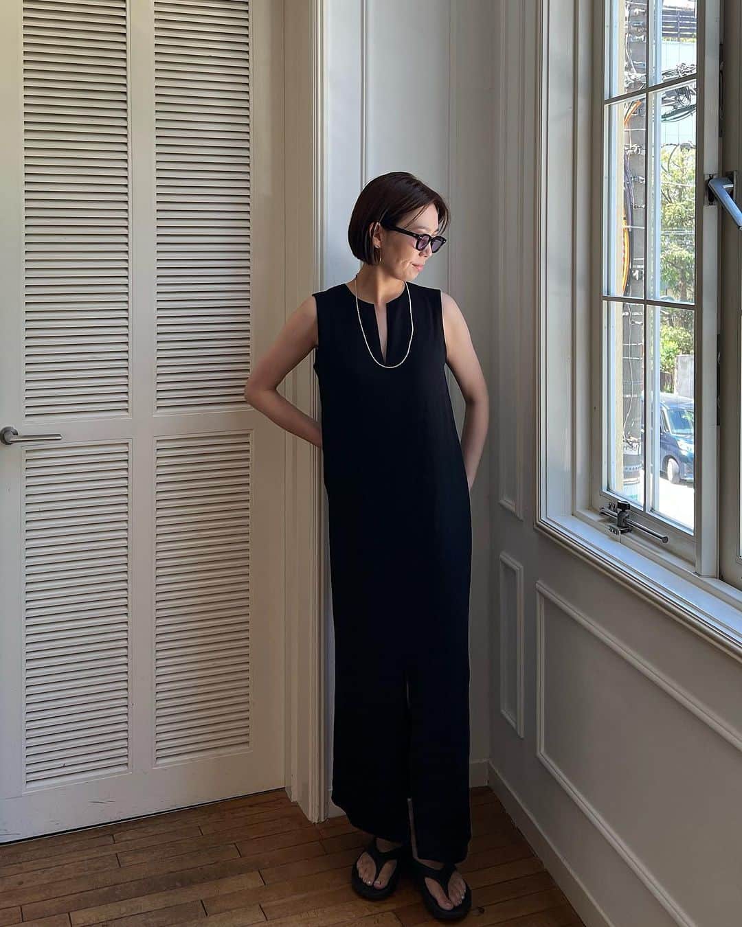 のインスタグラム：「Re Stock  "Dry Stretch Georgette Sleeveless Dress in Black"  from Bed&Breakfast  夏にぴったりのとても軽やかなドレスが再入荷しました✨  ラインはタイトに見えますが フィットしすぎない着心地で スッキリと着られるシンプルなドレスです  スリットが入っているので足捌きもよく 裏地無しの仕様ですが透けを気にせず ノンストレスにご着用頂けます  Dry Stretch Georgette Sleeveless Dress in Black ¥19,800  #greedinternational #bedandbreakfastqualityoflife  #greedtokyo #greedfukuoka #sleevelessdress#ootd#fashion#seasonless   #スリーブレスドレス#ブラックドレス#夏コーデ#シーズンレス#外苑前#表参道」