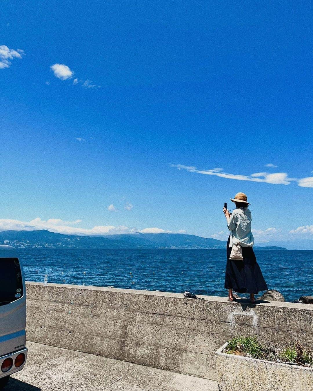 一双麻希 さんのインスタグラム写真 - (一双麻希 Instagram)「みんなで仲良く綺麗に並んで可愛い✨ 🪿🪿🪿🌊 以前番組で野鳥を観察してから、 みんなで何話してるのかな〜何を狙ってるのかな〜 なんて想像しながら鳥を見ちゃいます。☺️😆 鳥さんも暑いだろうけど、綺麗な海の近くにいるだけで涼しげ✨😊  #初島 #海も山も好き   #島旅 #旅好き #旅好き女子  #国内旅行 #アウトドア女子 #海が好き #女子旅 #夏写真 #海が好き #自然が好き #旅が好き #自然写真 #海写真 #海が好き #アウトドア好き #キャンプ女子 #山好き #山ガール #熱海 #離島 #旅行コーデ #旅好きな人と繋がりたい #japantrip #naturephotography」7月29日 19時57分 - isso_maki315