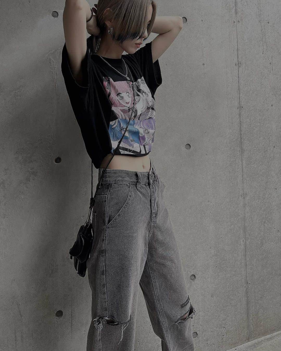 原田彩のインスタグラム：「┄   いまのプロフ写真とりあえずで 変えたやつだけど地味に気に入っている🩵  @mchoco317 にもらったヲタTに @maru_b44 の最可愛カットカラー🪼 ふたりともいつもありがとう！  #ウルフカット #ウルフカット女子 #後ろ姿クラゲっぽくてかわいくないですか #くらげヘア #エンドカラーブルー」