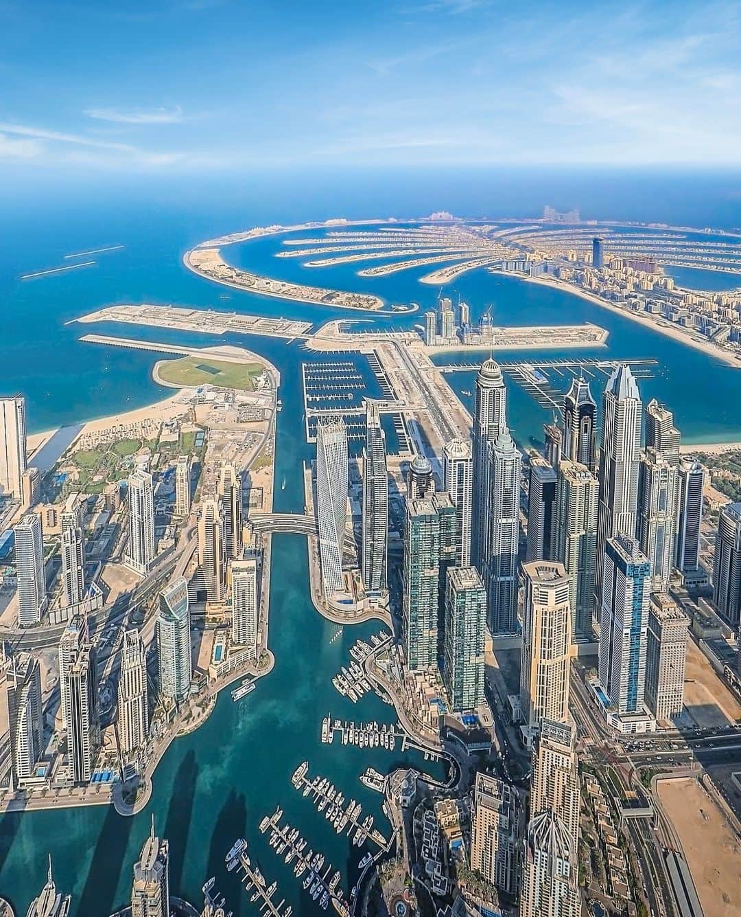 エミレーツ航空さんのインスタグラム写真 - (エミレーツ航空Instagram)「Skyline, meet seaside. Welcome to Dubai Marina. 🌆 🌊  📸  @SidharthVithaldas   #Emirates #FlyBetter #MyDubai」7月29日 20時00分 - emirates