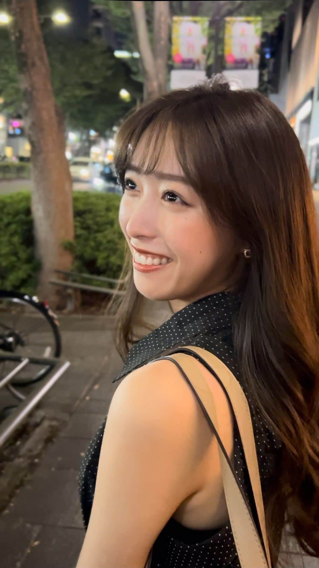 依田奈波のインスタグラム：「金夜ディナーで褒められワンピ❤︎  後ろからみるとロング丈なのに 前から見ると丈感が違っていて可愛い🫶🏻  シルエットが綺麗にみえるのがお気に入りです✌️  one-piece : @snidel_official   #表参道 #ロングワンピ #ワンピース #ワンピースコーデ #ノースリーブ #表参道ディナー #女子会 #ロングヘア #巻き髪 #ブラックコーデ #表参道カフェ」