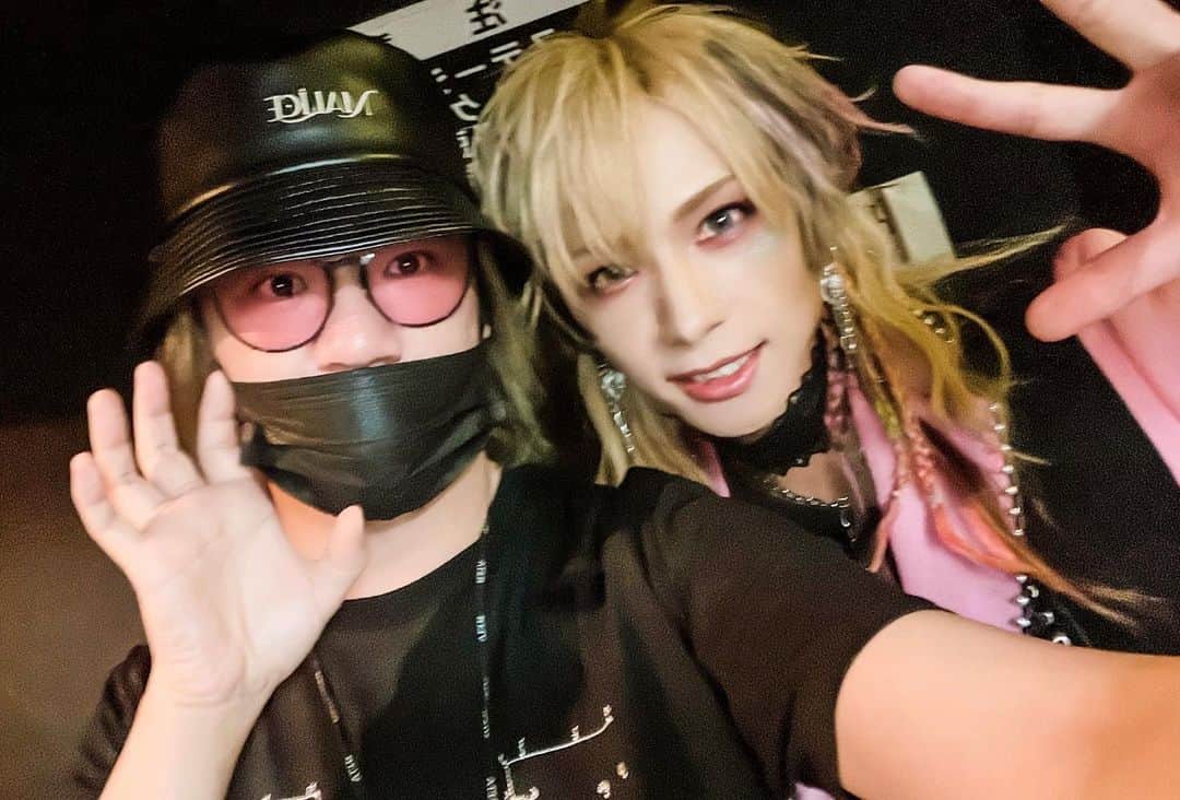 美月 のインスタグラム：「GOTCHAROCKAの広島公演にお邪魔してきましたぁ。 めちゃくちゃ楽しかったどす。 ガチャのライブはハッピーになれるなぁと。 福岡まで移動気をつけてくださーい。  8X年組らしきひとのじゅんと！ 今日もナイスギターでした。 こやつのギターは気持ちええっすわ。」