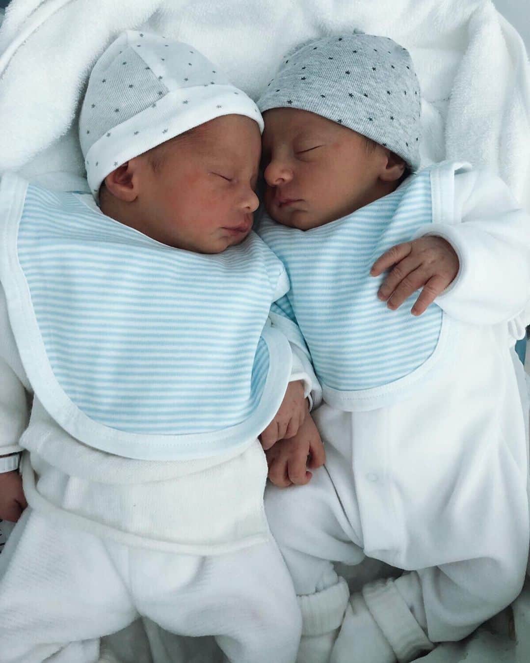 アルバロ・モラタのインスタグラム：「La prima volta che ci hanno chiamato “mamma e papà”, la prima volta che abbiamo cambiato un pannolino e abbiamo dato un biberon… ma sopratutto la prima volta che ci siamo sentiti così vulnerabili e impauriti da tutto quello vi sarebbe potuto succedere ! Siete il nostro desiderio più grande realizzando… quante volte vi abbiamo immaginato… vi amiamo con tutto il cuore」