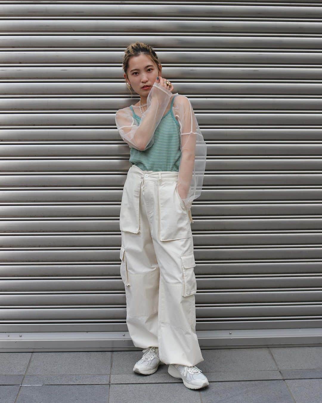 Ungrid staff snapのインスタグラム：「@suzuka_akimoto_ 155cm #チュールショートロングスリーブTee アイボリー/ブラック/ブルー/ピンク ¥6,600(tax in) 8月3日入荷予定  ロゴTeeを透かして着たり、シンプルにタンクトップで合わせたり、Tシャツの下に着るなど着回し方のバリエーションが豊富！ 秋はロンTと合わせることもできるので、長い期間楽しむことができます☺️  @ran_tachibana_ 155cm #オフショルボリュームブラウス オフホワイト/ブラック/パープル ¥8,800(tan in) 8月3日入荷予定  思い切り肩を落として肌見せして着れば抜け感が出て夏らしい装いに😌✨ 肌見せに抵抗がある人も肩を上げて着てもスッキリ見えして可愛い❤️‍🔥  @kyoka_koga_ 163cm #バイカラータンクトップ オフホワイト/イエロー/ネイビー ¥4,400(tax in) 8月3日入荷予定  バイカラーが着るだけで洒落感を出してくれるタンクトップ☀️ 後ろのステッチも配色にしているので、バックスタイルも可愛いのが嬉しい！  ーーーーーーーーーーーーーーーーーーーーーーーーーーーー ☑︎商品詳細は製品タグ or TOPページURLよりチェック   » @Ungrid_staffsnap  #Ungrid #ungrid_official #ungridコーデ #アングリッド #カジュアル #カジュアルコーデ #カジュアルスタイル #シンプル #シンプルコーデ #シンプルスタイル #シアー #タンクトップ #オフショル」