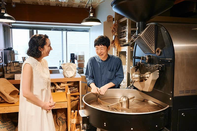 斉藤アリスさんのインスタグラム写真 - (斉藤アリスInstagram)「COFFEE VALLEY @池袋 @coffeevalley.jp   市場全体の5％ほどしかない 特別な豆だけを扱っている スペシャルティコーヒーの専門店☕️  あらゆるレビューサイトのカフェ部門で 1位に選ばれています🏆  看板メニュー「3 PEAKS」（680円）は、 日替わりのコーヒー豆で淹れた エスプレッソ、マキアート、ドリップを それぞれデミタスカップで少しずつ 味わえる飲み比べセット。  この日の豆は、 インドネシアのポンドック地区のもの🇮🇩  ハーブやスパイス感、 土っぽさを感じる個性的なフレーバー。  ドリップで飲むと 浅煎りらしい酸味を強く感じたけど、 エスプレッソで飲むと、 よりハーブっぽい華やかさが際立ちます。  同じお豆なのに、 淹れ方でここまで変わるんだ！と感動🥺  エスプレッソって あんまり飲む機会なかったけど、 こんなに美味しいんだなぁと、 自分の中で新しい発見がありました💡  朝8時からやってるので、 朝ごはん利用にもぴったり☀️  パーラー江古田の全粒粉パンと茹で卵の セット「VALLEY TOAST」（430円）は、 全粒粉とは思えないモチモチ食感。  外側はさくっと焼き上げて🍞 これぞSimple is Bestな美味しさに大満足🙌🏻  📍COFFEE VALLEY （コーヒーバレー） 東京都豊島区南池袋2-26-3 時間：平日8:00〜20:00 土日祝9:00〜20:00  📍📍Hanako.tokyoで記事にしました。 ストーリーハイライト「連載ハナコ」から 記事に飛べます。読んでね！  #coffeevalley #コーヒーバレー #ikebukuro #池袋 #池袋カフェ #池袋グルメ #ikebukuro #小池司  #東京コーヒー #tokyocoffee #tokyocafe  #カフ巡り #スペシャルティコーヒー #シングルオリジン #specialtycoffee #コーヒー好きな人と繋がりたい」7月29日 20時06分 - cafeali