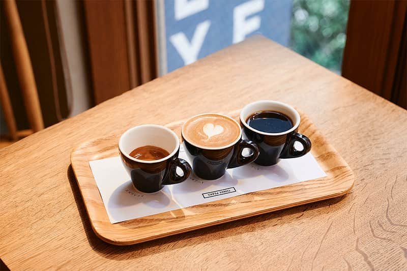 斉藤アリスさんのインスタグラム写真 - (斉藤アリスInstagram)「COFFEE VALLEY @池袋 @coffeevalley.jp   市場全体の5％ほどしかない 特別な豆だけを扱っている スペシャルティコーヒーの専門店☕️  あらゆるレビューサイトのカフェ部門で 1位に選ばれています🏆  看板メニュー「3 PEAKS」（680円）は、 日替わりのコーヒー豆で淹れた エスプレッソ、マキアート、ドリップを それぞれデミタスカップで少しずつ 味わえる飲み比べセット。  この日の豆は、 インドネシアのポンドック地区のもの🇮🇩  ハーブやスパイス感、 土っぽさを感じる個性的なフレーバー。  ドリップで飲むと 浅煎りらしい酸味を強く感じたけど、 エスプレッソで飲むと、 よりハーブっぽい華やかさが際立ちます。  同じお豆なのに、 淹れ方でここまで変わるんだ！と感動🥺  エスプレッソって あんまり飲む機会なかったけど、 こんなに美味しいんだなぁと、 自分の中で新しい発見がありました💡  朝8時からやってるので、 朝ごはん利用にもぴったり☀️  パーラー江古田の全粒粉パンと茹で卵の セット「VALLEY TOAST」（430円）は、 全粒粉とは思えないモチモチ食感。  外側はさくっと焼き上げて🍞 これぞSimple is Bestな美味しさに大満足🙌🏻  📍COFFEE VALLEY （コーヒーバレー） 東京都豊島区南池袋2-26-3 時間：平日8:00〜20:00 土日祝9:00〜20:00  📍📍Hanako.tokyoで記事にしました。 ストーリーハイライト「連載ハナコ」から 記事に飛べます。読んでね！  #coffeevalley #コーヒーバレー #ikebukuro #池袋 #池袋カフェ #池袋グルメ #ikebukuro #小池司  #東京コーヒー #tokyocoffee #tokyocafe  #カフ巡り #スペシャルティコーヒー #シングルオリジン #specialtycoffee #コーヒー好きな人と繋がりたい」7月29日 20時06分 - cafeali