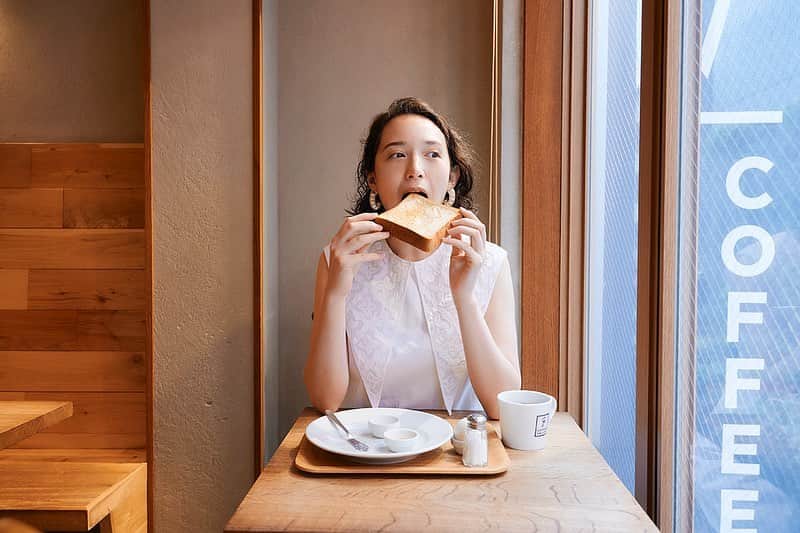 斉藤アリスのインスタグラム：「COFFEE VALLEY @池袋 @coffeevalley.jp   市場全体の5％ほどしかない 特別な豆だけを扱っている スペシャルティコーヒーの専門店☕️  あらゆるレビューサイトのカフェ部門で 1位に選ばれています🏆  看板メニュー「3 PEAKS」（680円）は、 日替わりのコーヒー豆で淹れた エスプレッソ、マキアート、ドリップを それぞれデミタスカップで少しずつ 味わえる飲み比べセット。  この日の豆は、 インドネシアのポンドック地区のもの🇮🇩  ハーブやスパイス感、 土っぽさを感じる個性的なフレーバー。  ドリップで飲むと 浅煎りらしい酸味を強く感じたけど、 エスプレッソで飲むと、 よりハーブっぽい華やかさが際立ちます。  同じお豆なのに、 淹れ方でここまで変わるんだ！と感動🥺  エスプレッソって あんまり飲む機会なかったけど、 こんなに美味しいんだなぁと、 自分の中で新しい発見がありました💡  朝8時からやってるので、 朝ごはん利用にもぴったり☀️  パーラー江古田の全粒粉パンと茹で卵の セット「VALLEY TOAST」（430円）は、 全粒粉とは思えないモチモチ食感。  外側はさくっと焼き上げて🍞 これぞSimple is Bestな美味しさに大満足🙌🏻  📍COFFEE VALLEY （コーヒーバレー） 東京都豊島区南池袋2-26-3 時間：平日8:00〜20:00 土日祝9:00〜20:00  📍📍Hanako.tokyoで記事にしました。 ストーリーハイライト「連載ハナコ」から 記事に飛べます。読んでね！  #coffeevalley #コーヒーバレー #ikebukuro #池袋 #池袋カフェ #池袋グルメ #ikebukuro #小池司  #東京コーヒー #tokyocoffee #tokyocafe  #カフ巡り #スペシャルティコーヒー #シングルオリジン #specialtycoffee #コーヒー好きな人と繋がりたい」