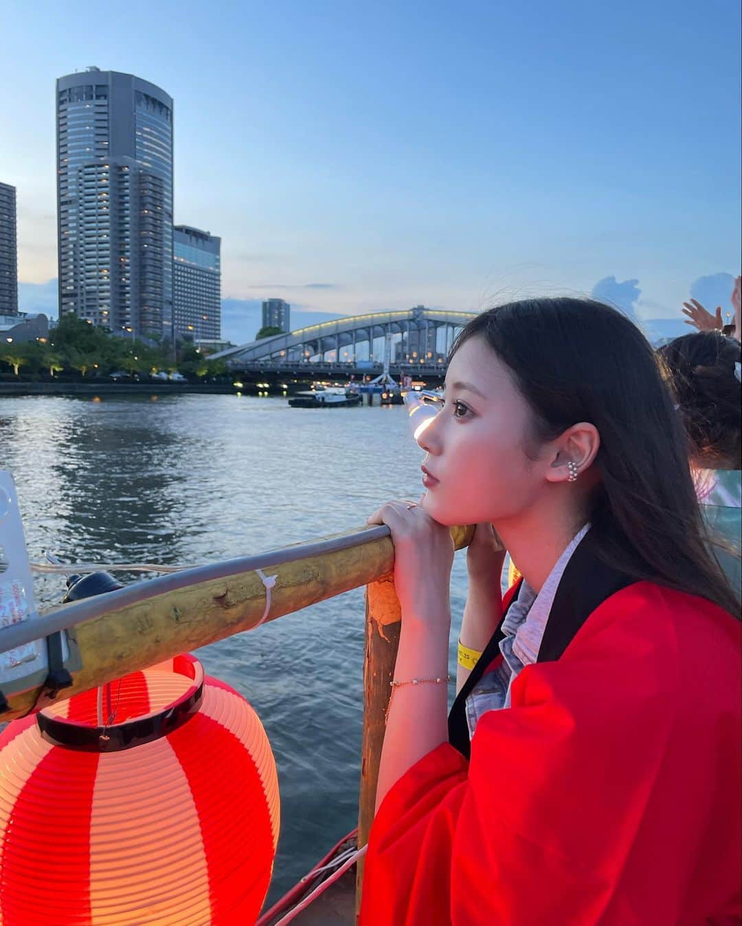 月野有菜のインスタグラム：「先日小学生の時ぶりに天神祭に行きました🏮 ⁡ 船渡御を見るのは初めてでとても楽しかったです⛴ ⁡ 花火を見るのも何年ぶりなんだろう、、というくらい久しぶりだったのですが、とっっっても綺麗で感動しました🎇 船の上では「大阪締め」をたくさんしましたよ~😂 ⁡ 素敵な夏の思い出になりました🎐」