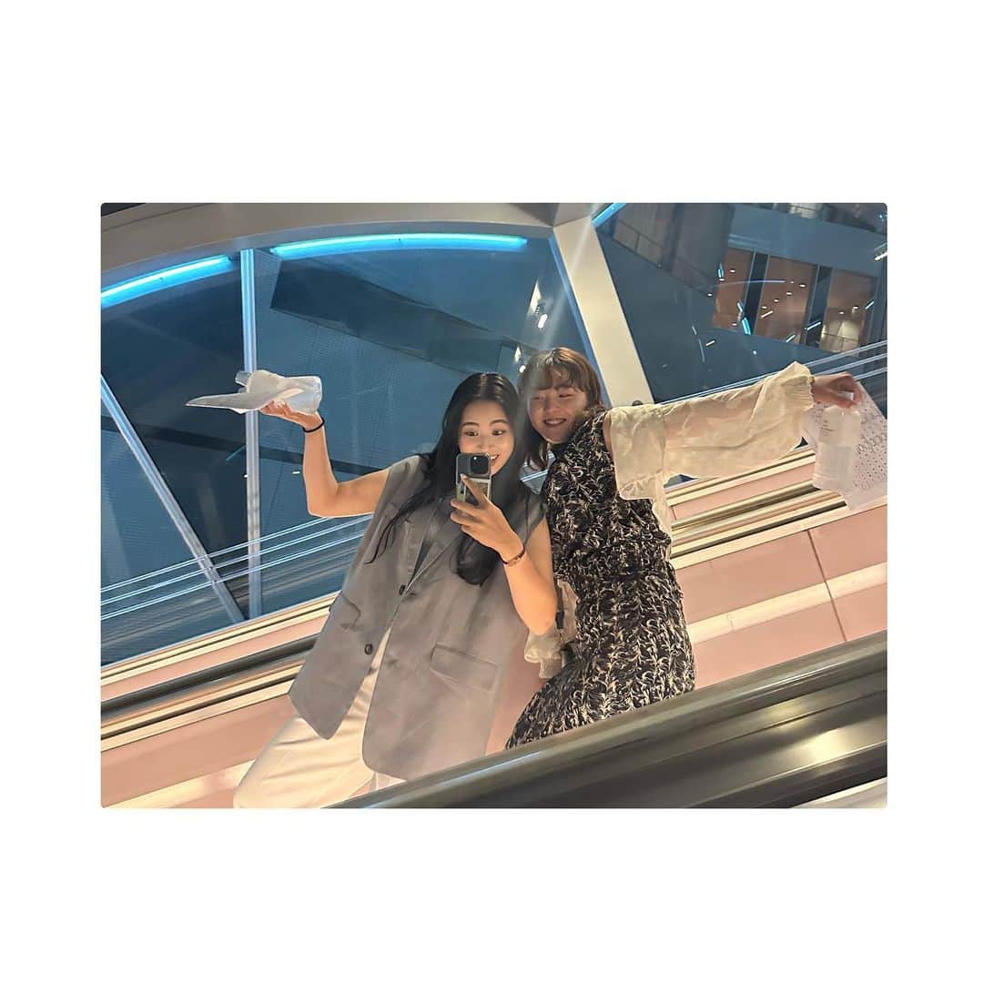 柏原明日架のインスタグラム：「…@  必要の無い思考はスパッと捨てて  笑ったもん勝ち、がち！  @hinaco_yamauchi  楽天スーパーレディースの前夜祭にて🫰🏻」