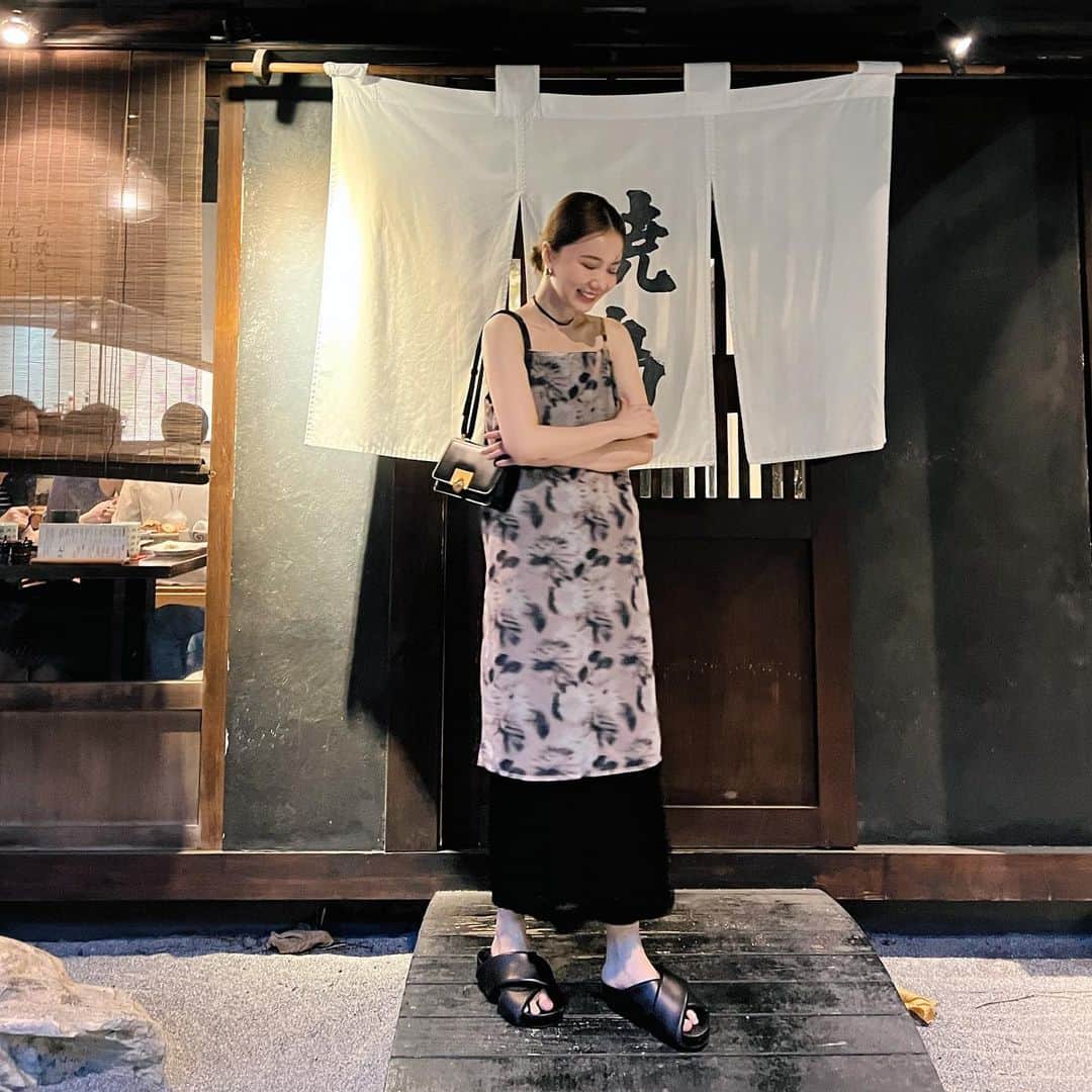 謝琦琦（Kiki）のインスタグラム：「真的不少人穿粉紅色去看芭比 但我只有粉紅色襯衫 我怕我變肯尼  曾經也擁有過芭比 但更喜歡剪掉她的頭髮 後來就變心Polly pocket  Sorry,Barbie」