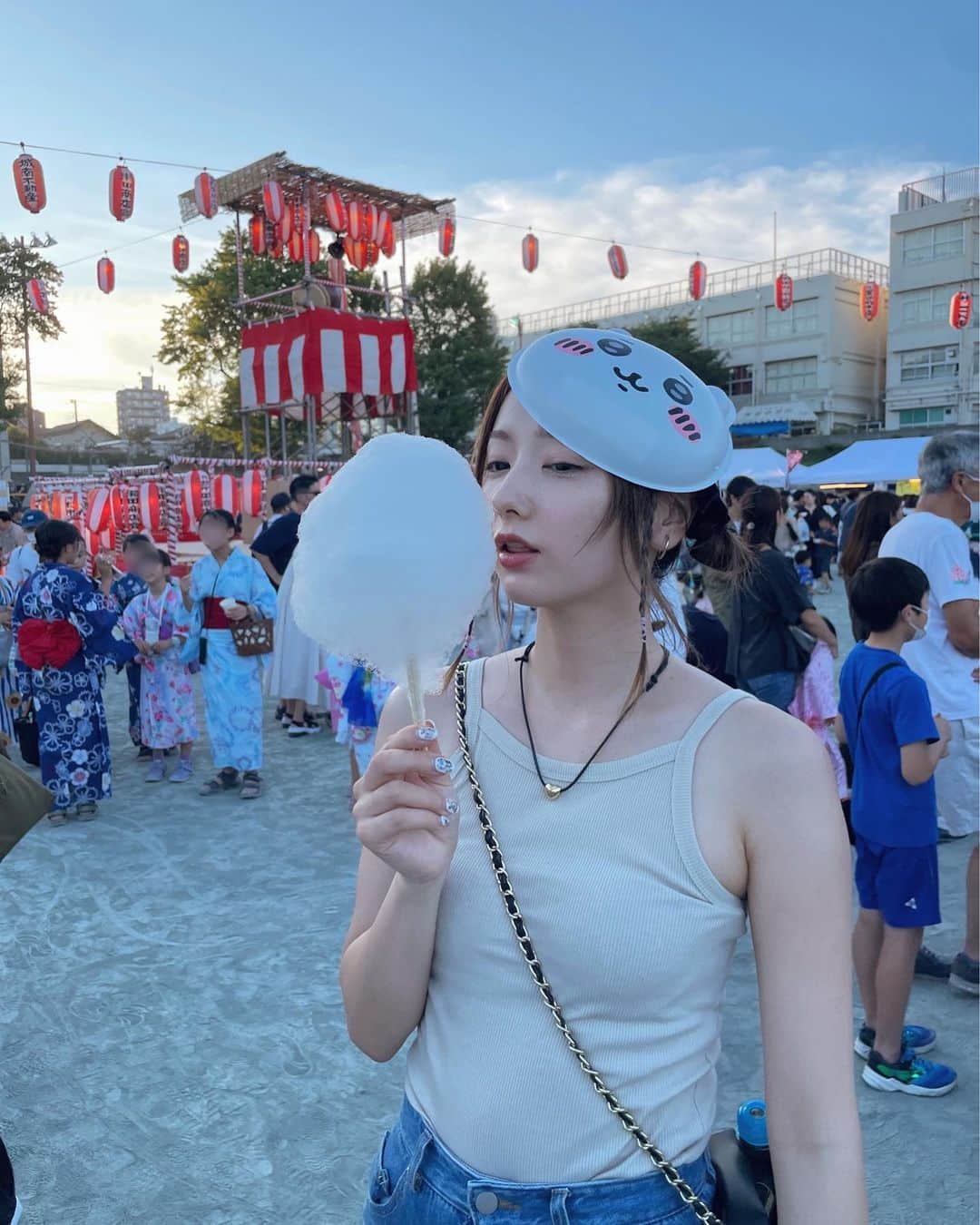 AMOさんのインスタグラム写真 - (AMOInstagram)「お祭りで一番好きな食べ物はなんですかー？ わたしはじゃがバター🥔🧈 かき氷は練乳が好き  #ちいかわ」7月29日 20時13分 - amo_whale