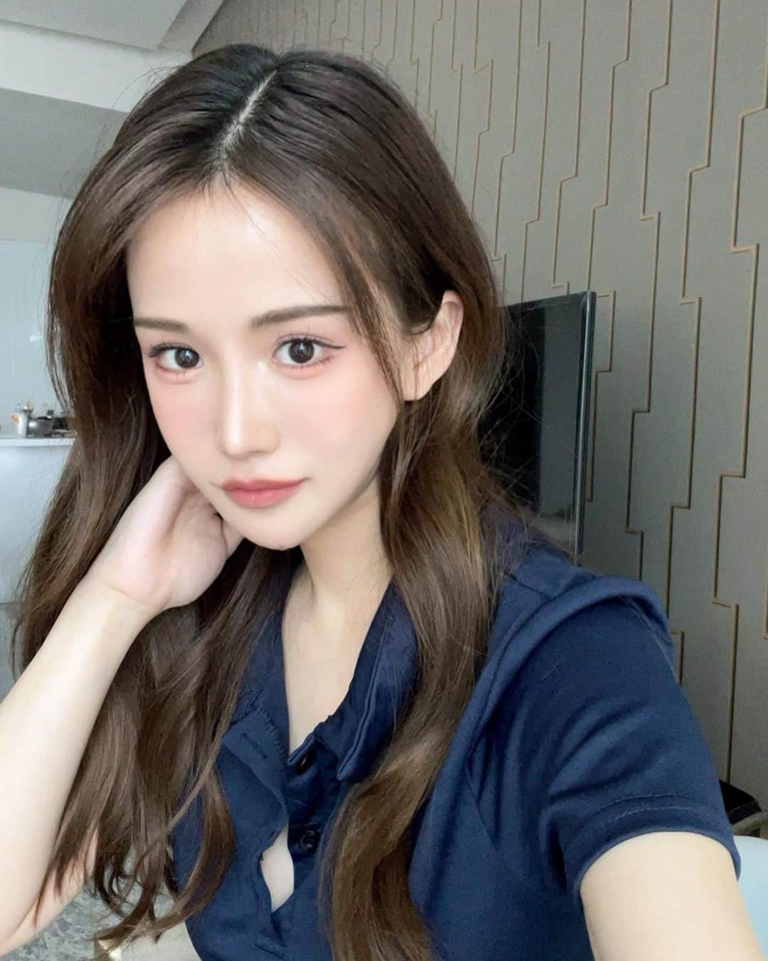 のインスタグラム：「プロに教えてもらったワンホンメイク術🇨🇳💄  ☑︎まつ毛はビューラーでしっかり上げる＋つけま ☑︎コンシーラーはスポンジで叩き込む ☑︎アイラインは太&跳ね上げ過ぎない！ ☑︎グロスはつけ過ぎNG💄 ☑︎眉毛はブラシでしっかり整えてパウダーをつけ過ぎない ☑︎アイシャドウとチークはふんわりオレンジピンク🍊🩷 ☑︎涙袋には上瞼と同じアイシャドウを薄くのせる(白くし過ぎない) ☑︎二重幅は広めに固定 ☑︎シェーディングは鼻先に丸く🙆‍♀️  家帰って寝たから取れかかってるw  -------------------  うれしのちゃん初のマレーシア🇲🇾オフ会決定♡✨ 【女性限定】 詳細はプロフのリンクから🔗後日お知らせします☺️ @ureshino_salon」