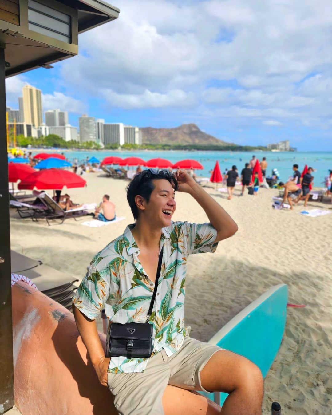 アイス・サランユーのインスタグラム：「Waikiki Vibes 🌊⛰️🏝 🌺Hawaii,Alohaaaaaaa🌺 เดินไปได้พันแคลวันนี้ 😄🚶 ฮายวาย เดินไปทางไหน ก็คึกคัก💃 #waikiki #waikikibeach  #dimondhead #Hawaii #usa #icesarunyu #icesarunyuinhawaii #icesarunyuaroundtheworld」