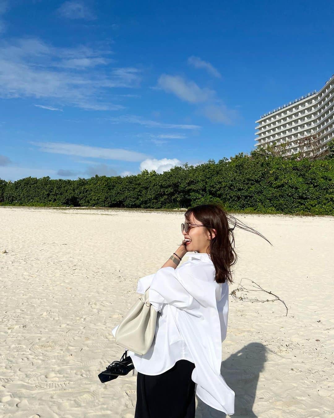 森山紗希さんのインスタグラム写真 - (森山紗希Instagram)「綺麗な海見たいなぁ  お気に入りの貝殻をどうしても見つけたくなる🐚  #沖縄  #沖縄旅行  #暴風に立ち向かう  #☺️」7月29日 20時17分 - morisaki0404