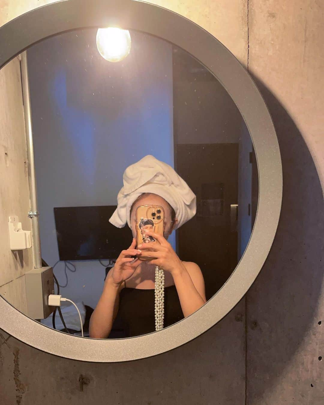 Haruca.mさんのインスタグラム写真 - (Haruca.mInstagram)「福岡で泊まったｈｏｔｅｌ🛁🤍 おしゃれ🪞  旅行でもパックはかかさずする派🫶🏻  #福岡#福岡旅行#博多」7月29日 20時19分 - haruca.mm