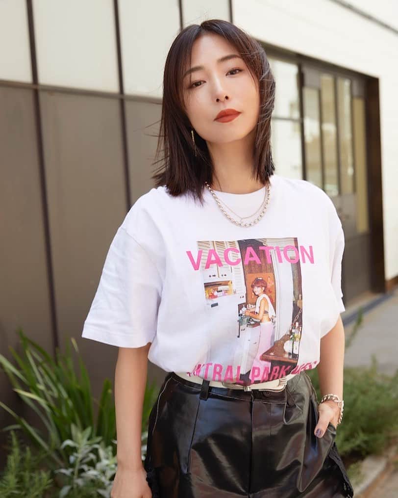 のインスタグラム：「【Tシャツと私 vol.1】 美容の達人・MEGUMIが伝授！ 大人のTシャツスタイルは肌づくりが決め手  Tシャツがスタイリングの主役になる季節がやって来た。さまざまな役柄でTシャツを着用してきた俳優たちが、この夏リアルに着たいTシャツスタイルを披露。第1回目は、俳優、タレントとしてはもちろん、2023年4月に発売した美容本『キレイはこれでつくれます』が大ヒット中のMEGUMIにインタビュー。大人がTシャツを着こなすことやそのための美容法を聞いた。  インタビューはNumero.jpにて掲載中。  #numerotokyo #magazine #mode #fashion #art #culture #beauty #lifestyle #people #photo #tokyo #interview #megumi」