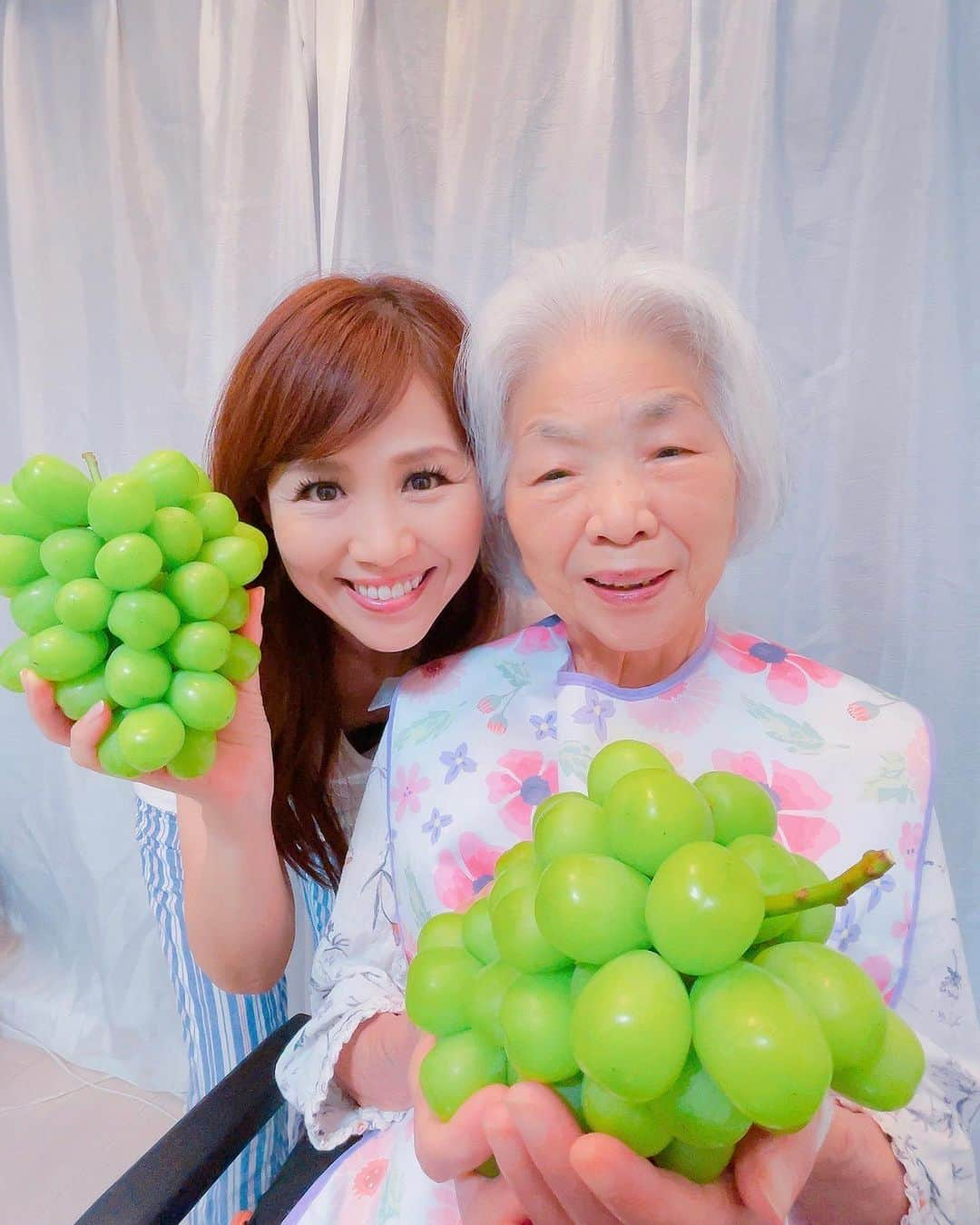 重太みゆきさんのインスタグラム写真 - (重太みゆきInstagram)「今年初のこんなおっきくて美味しいシャインマスカット⭐️香川県から✈️乗って、友達がおっきな箱📦抱えて持ってきてくれました！  母が、こんなに大きいと一粒でいいわねーと10回繰り返し10粒食べていたので、明朝の血糖値が心配になり、また明日ねと取り上げたほど美味しかったです🥰  #シャインマスカット  #shinemuscat  #香川県  #美有姫 #重田みゆき  #印象評論家」7月29日 20時23分 - shigetamiyuki