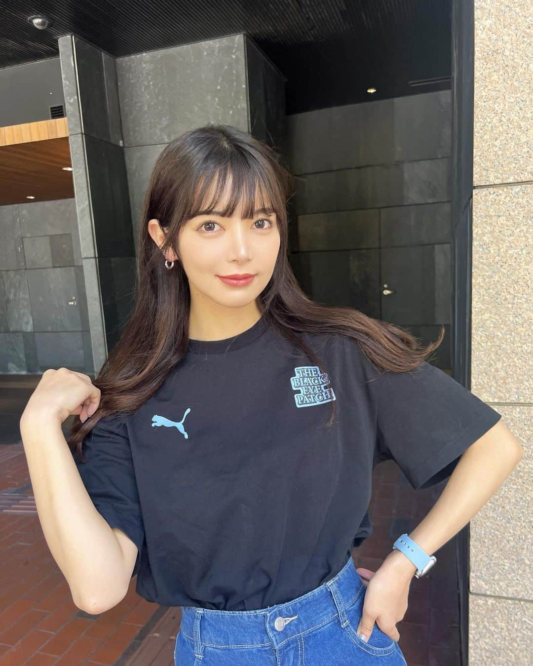 あやてん（島田彩加）のインスタグラム：「#puma と #blackeyepatch と #ManCity のコラボTシャツさいきん週3で着てる👕  前から見たらシンプルだけど後ろからみたらマンチェスターシティどーーーん！ってのが良いよね  ゆったりサイズだしめちゃくちゃお気に入り🫶  でも即完しちゃってもう公式では手に入らないみたい😢  あと最後の写真の靴はpumaさんの5cmウェッジソールのスニーカー👟🤍これも最近ずっと履いてる  5cmも盛れるのに足疲れないのがうれしい☺️厚底スニーカーさいこう  #manchestercityfc  #マンチェスターシティ  #tシャツコーデ」