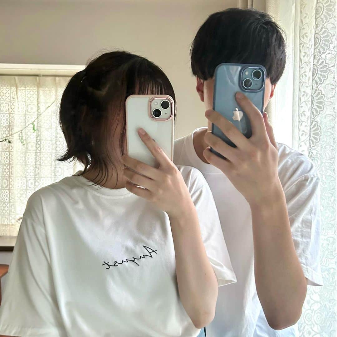 みさねさんのインスタグラム写真 - (みさねInstagram)「ｹｰｽｵｿﾛｲﾆｼﾀ🤍 ㅤㅤ 鏡きたないごめんなさい🥹💦💦💦 ㅤㅤ ベッドサイドにリップとめがねあんの生活感、笑 ㅤ コーデもおそろいー！ GUのメンズのデニム一緒に買った！！ ㅤ Tシャツは @cham.official_ 🌷 ㅤ iPhoneケースは @mycase.jp_official の142だよかわいい🫶 ㅤ #おそろコーデ #カップル #カップルフォト #カップルコーデ #シミラールック #ペアルック #tシャツコーデ #デニムコーデ #韓国ファッション #カジュアルコーデ #gu #guコーデ #iphoneケース #スマホケース」7月29日 20時28分 - misane1209