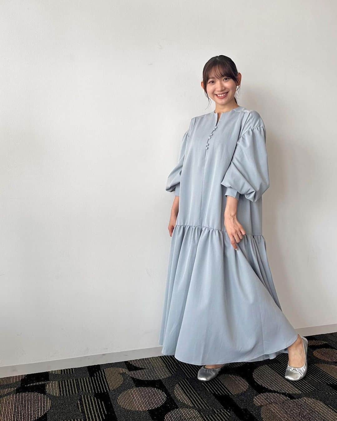 小林茉里奈のインスタグラム：「👗 まいさんプロデュースの ARNEとHholicさんのコラボアイテムを一足お先に着させていただきました♡  ゆったりめのサイズ感で、ティアードが動くたびふんわりするのがとってもかわいいんです☺️💓  8/4(金) 9:00〜 Hholic onlinestoreにて予約開始だそうです✨  #arne #hholic #伊藤舞 さん #コラボアイテム #ワンピース #ティアードワンピース」