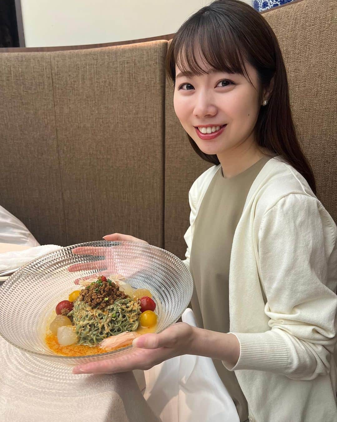 安藤咲良のインスタグラム：「先日祖母の誕生日をお祝いしました🥂 その時祖母が頑張って撮ってくれた お気に入りの写真です😆♪ スマートフォンを持っていないので 不慣れながらたくさん撮ってくれて その様子がとても可愛かった😭💓 いつまでも元気でいてほしいです😊 . #ホテル雅叙園東京」