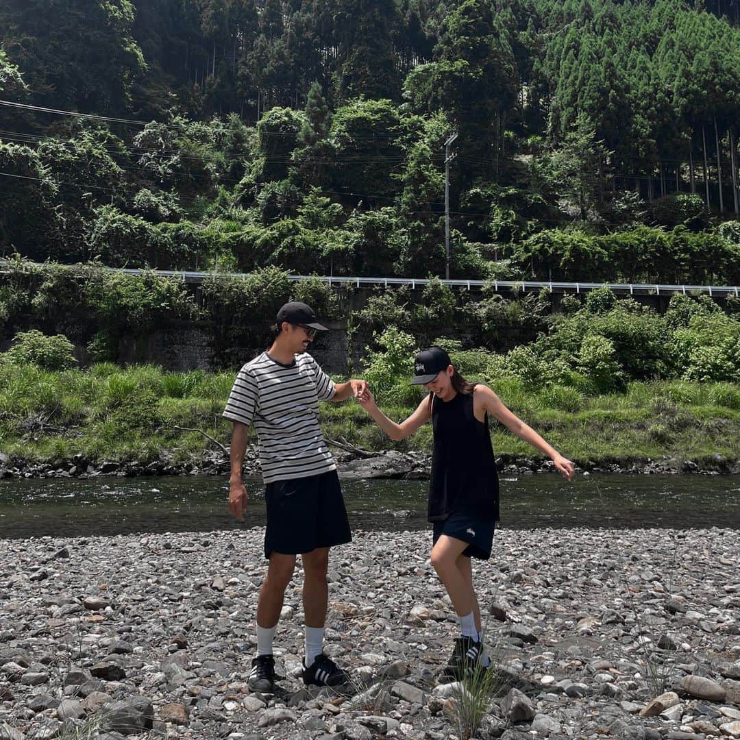 近藤沙良のインスタグラム：「楽しい1日あっとゆうま😅💦  #夫婦コーデ #夫婦デート #夫婦ファッション #ストリートファッション #休日コーデ #関西川遊び #30代コーデ #カップルコーデ #カップルフォト #カップルファッション」