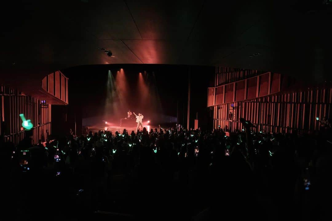 バン・ヨングクさんのインスタグラム写真 - (バン・ヨングクInstagram)「THE COLORS OF BANG WORLD TOUR END Half away across the world, 23 cities, thank you all for the unforgettable two months. It felt like a dream, love yourself til we meet again. I’ll be back with more music and thats a promise. Love you all. 🌐」7月29日 20時43分 - bangstergram