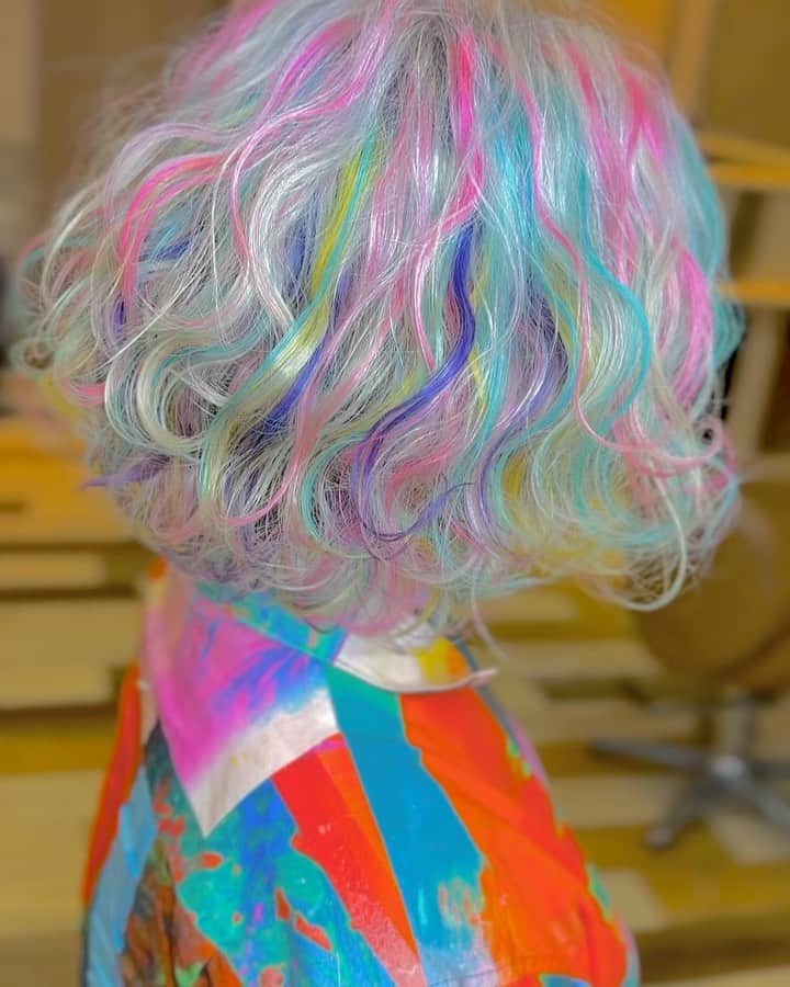 寺田てらのインスタグラム：「髪が絵寄りになりました 間ち合わせ場所に使ってください  #ユニコーンカラー #カラー　#unicorncolors  #hair」