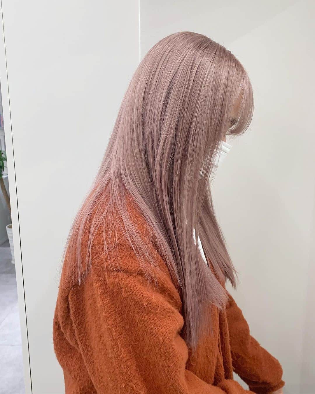 Beleza_official_instagramのインスタグラム：「ピンクグレージュ ピンクベージュ🎀  #ブリーチ2回 から♡  ＊選択クーポン＊ 【emi指名限定】と記載のメニューからお選びください  カット＋Wカラー＋内部補修トリートメント　¥20,000〜 カット＋ハイブリーチカラー＋内部補修トリートメント　¥26,400〜  ご予約はプロフィールに記載のURLホットペッパー又は、dmから 初回は髪の履歴や状態によりお時間が長くかかる可能性がありますのでハイブリーチメニューでのご予約がオススメです❕  ブリーチはだれを任せるかで仕上がりも、今後の髪の状態もとっても差がでる技術です ハイクオリティなヘア是非お任せください🎀  来店時にケアの方法もたっぷり お伝えします♡ ダメージレスでムラのない艶ハイトーン一緒に育てていきましょう🌙💫  #ヘアカラートレンド#リタッチブリーチ#ブリーチカラー#ブロンド#ハイトーン#ハイトーンカラー#ハイトーンピンク#ピンクカラー#ハイトーンミルクティー#グレージュカラー#ミルクティー#ミルクティーカラー#ピンクミルクティー#ミルクティーベージュ#ブロンドヘアー#ブロンドカラー#インナーカラー#ハイトーンボブ#ホワイトピンク#ピンクベージュ#ピンクブロンド#ホワイトベージュ#ホワイトカラー#ホワイトブロンド#抜きっぱなし#抜きっぱなしブロンド#emi_special」