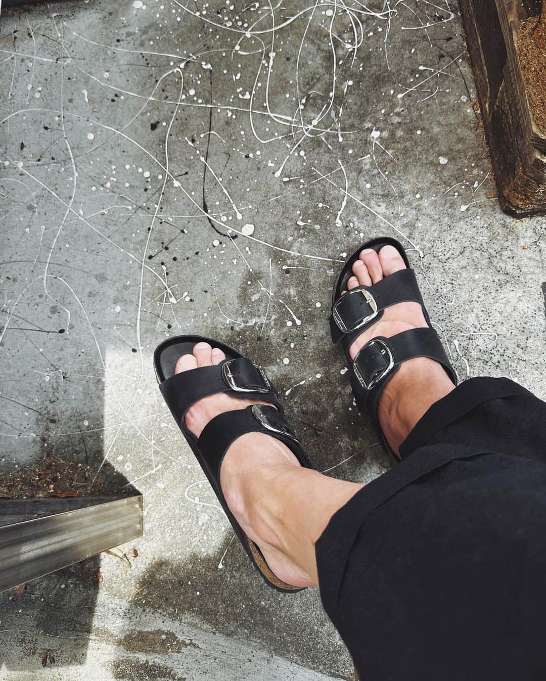 鈴木大輝 【taiki suzuki】のインスタグラム：「サンダルが心地良いー。 この夏でかなり増えてます🩴笑  #birkenstock #footwear #sandal #fashion」
