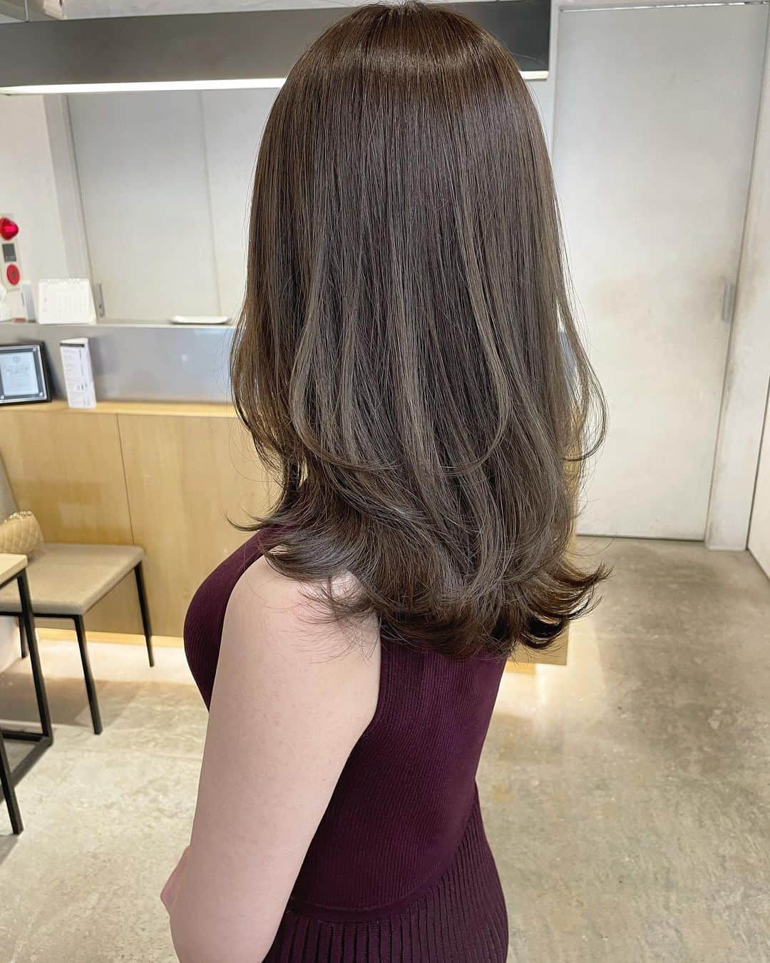 吉田達弥のインスタグラム：「-Olive beige-  シークレットハイライトで赤みを抑えたカラーです。  透明感を出したい方にオススメです✨  お客様の髪質に合わせてしっかりとカウンセリングしますので、 ぜひご相談ください☺︎✨  - menu - cut + premium color + rich treatment + secret highlight  - price - cut ¥6,600  premium color ¥7,150  rich treatment ¥4,950  secret highlight ¥7,150  ※指名料として+¥2,200いただいております。  #waystokyo #吉田達弥 #カット #カラー #レイヤーカット #トリートメント #前髪 #前髪カット #ベージュ #ヘアサロン #表参道美容室 #原宿美容室 #大人女子 #シースルーバング #ミントベージュ #ハイトーン #ブリーチなし」
