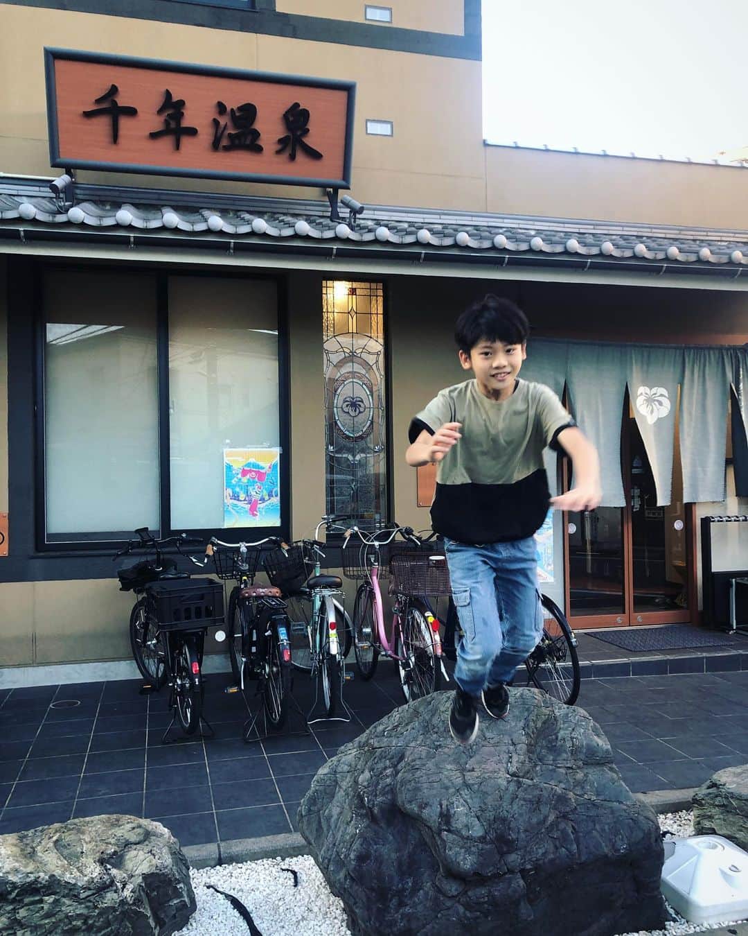 MONKYのインスタグラム：「めちゃくちゃ暑いけど、夕方から博士と銭湯な温泉へ。 熱めの源泉と水風呂の往復で、うっかり整う我々。  風呂上がりに炭酸飲んでたら盆踊りの音に誘われふらふらと近くの公園に。  癒しの土曜日。  ばばんばばんばんばん♬」