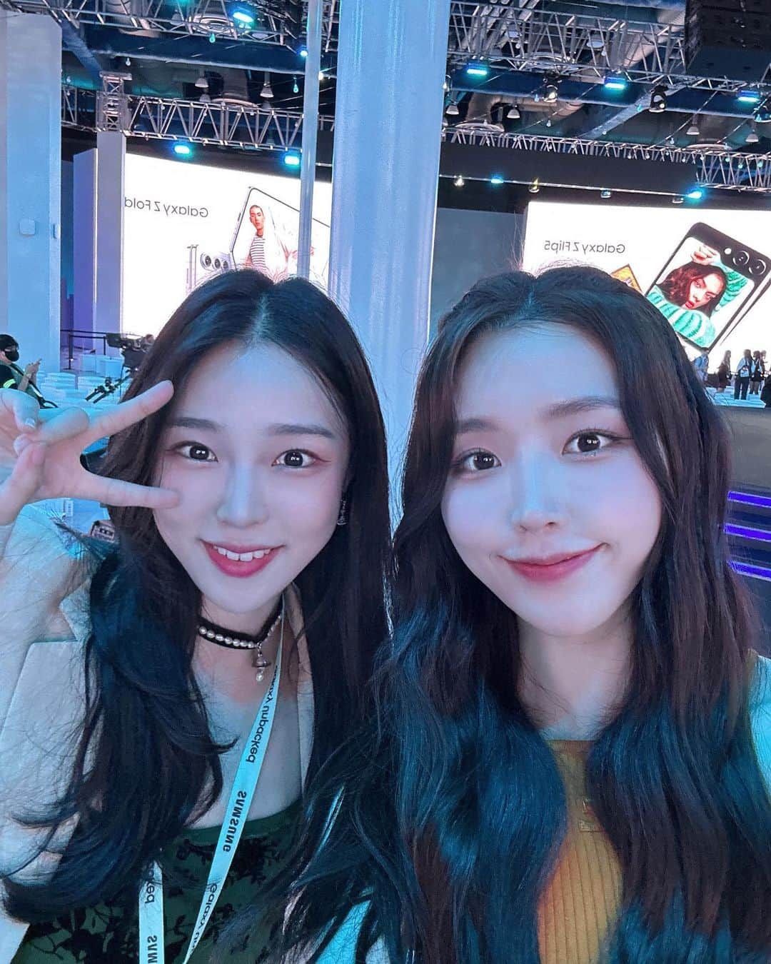 ZUYONIのインスタグラム：「어김없이 혼자 두리번두리번 다니다가 혼자 뚜벅뚜벅 집 갈 팔자였는데 반갑게 인사해주시고 놀아주신분들 덕에 더 재밌었던 갤럭시 언팩😁 너무너무 친절하고 아름다우셨던🥹 해은님, 개인적으로 진짜 좋아하는 크리에이터여서 정말 반가웠던 회사원님!, 영상 업로드 이슈로 둘이 똑같이 멘탈 나가있던 잇섭님ㅋㅋㅋ, そっちから先に挨拶してくれて嬉しかったAyanoさん、 이제 마주칠때마다 반가운 블루! 다들 반가웠어요🙌」