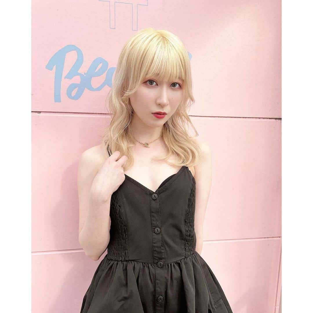 のインスタグラム：「white blonde 🧴🫧 @katie_tokyo スタッフの @lollies_anzu ちゃん♥︎ いつもありがとうございます♥︎ #bettie#bettiehair」