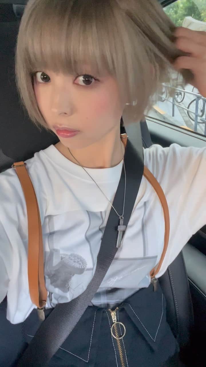 最上もがのインスタグラム：「髪を下ろすとこんな感じだよ！  サイドの刈り上げはちょっとドキドキしてたけど 思ったよりみえないし夏はめちゃくちゃ楽…！！ でも多分一度やってしまうと快適すぎてなかなか伸ばせなさそう笑  本日も娘のお熱は下がらずでしたが めちゃくちゃ元気でした…🤣2歳児の体力ヤバいな。 こういう日はお外にも遊びにいけないから お家でかくれんぼ鬼ごっこジャンプ遊びとかして なんとか「寝てくれ…！」てなってた。笑  なかなかに大変なのだけど、喋るの上手になってて 「まだだよ〜」「ちょっとまってね！」「だいじょおぶ？」 とか使いはじめてて感動してる😭 そんで舌足らずな感じ可愛すぎる〜〜」