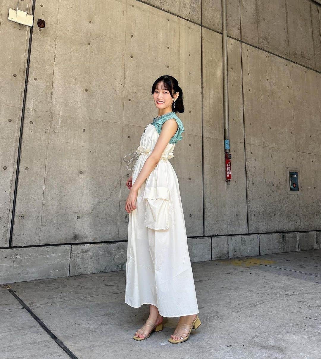 黒須遥香さんのインスタグラム写真 - (黒須遥香Instagram)「お話し会ありがとうございました☺︎  .  今日の私服のテーマは、「お母さん風」！ 「どこがお母さん？」と全員に言われました❗️  .  お母さん=エプロンのイメージがあったので、エプロンを意識してオーバーオール？を探していたところ、このワンピースに出会ってしまい、ビビッときてこれにしました！  .  私の中ではこれはエプロンです！  .  ２部では、頭にバンダナ？を巻いて、よりお母さん感を出そうとしましたが、無農薬クッキーを売っているカフェの店員さんみたいになりました！  .  明日はおばあちゃんです！  .  #カーゴワンピース #ワンピース #オーバーオール #サロペット」7月29日 20時48分 - kuros.mile_haruka