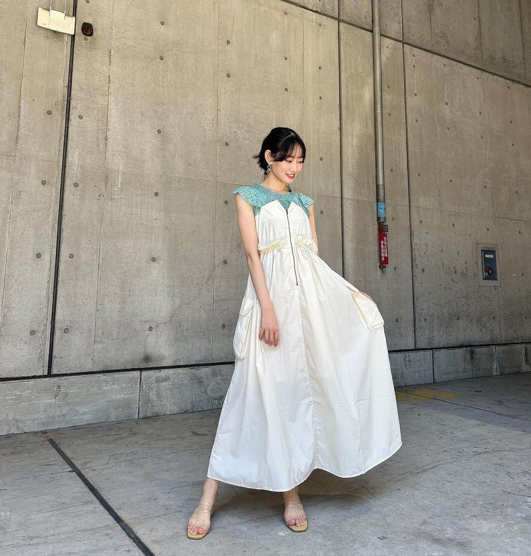 黒須遥香のインスタグラム：「お話し会ありがとうございました☺︎  .  今日の私服のテーマは、「お母さん風」！ 「どこがお母さん？」と全員に言われました❗️  .  お母さん=エプロンのイメージがあったので、エプロンを意識してオーバーオール？を探していたところ、このワンピースに出会ってしまい、ビビッときてこれにしました！  .  私の中ではこれはエプロンです！  .  ２部では、頭にバンダナ？を巻いて、よりお母さん感を出そうとしましたが、無農薬クッキーを売っているカフェの店員さんみたいになりました！  .  明日はおばあちゃんです！  .  #カーゴワンピース #ワンピース #オーバーオール #サロペット」