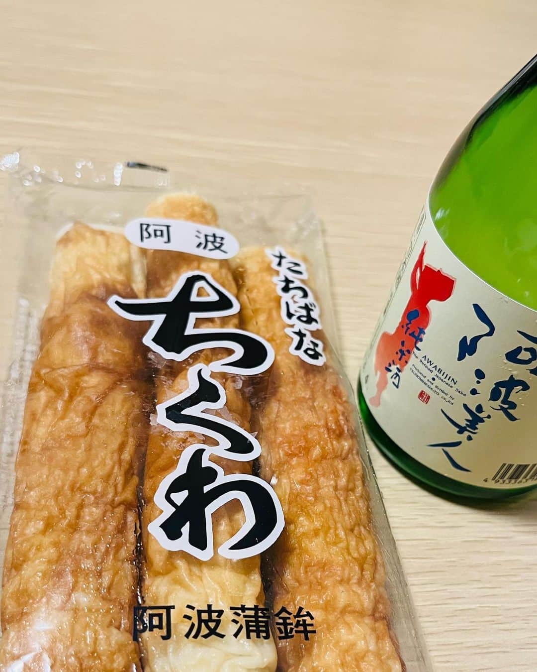 のインスタグラム：「今日はゴスペラーズ橋ツアー徳島阿南公演でした😲😌😙😉😎  初めての阿南はめっちゃ熱い夜になりましたね！  立ち見まで出た盛況ぶりに感謝しかありません！  やっと制約のないツアーを開催出来て、みなさんの声援や拍手に込められた気持ちをしっかり受け止めているつもりです😌  本当にありがとうございます😁  ステージ以外のおもひでを……  ①前乗りした昨日は地元の大型スーパーをパトロール！ファッションフロアではシャツとパンツをゲット！見事な竹輪と地酒の相性はもちろんグッド👍  ②終電後の駅舎とパチリ  ③深夜の徘徊中、謎の灯りを発見！ 夜光に吸い寄せられる虫のごとく近づくとそこは城跡に作られた美しいLEDが光る展望台！ここ阿南は世界トップクラスのLED生産量を誇る町なのだそう😳  ④これが大型スーパー「フジグラン阿南」で見つけたシャツとパンツ！最初に青いイージーパンツが気に入り、合うシャツはないかと探し回りましたよ！結果イタリアンファッションの基本、アズーロエマローネ（青と茶）コーディネートに😉  2アイテム合計で４９１７円なり⭕  マジでNICE😎  #ゴスペラーズ橋ツアー2023  #徳島県阿南市 #阿波蒲鉾 #阿波美人 #阿南駅 #牛岐城址公園 #展望台 #led #フジグラン阿南 #アズーロエマローネ #コスパ最高」
