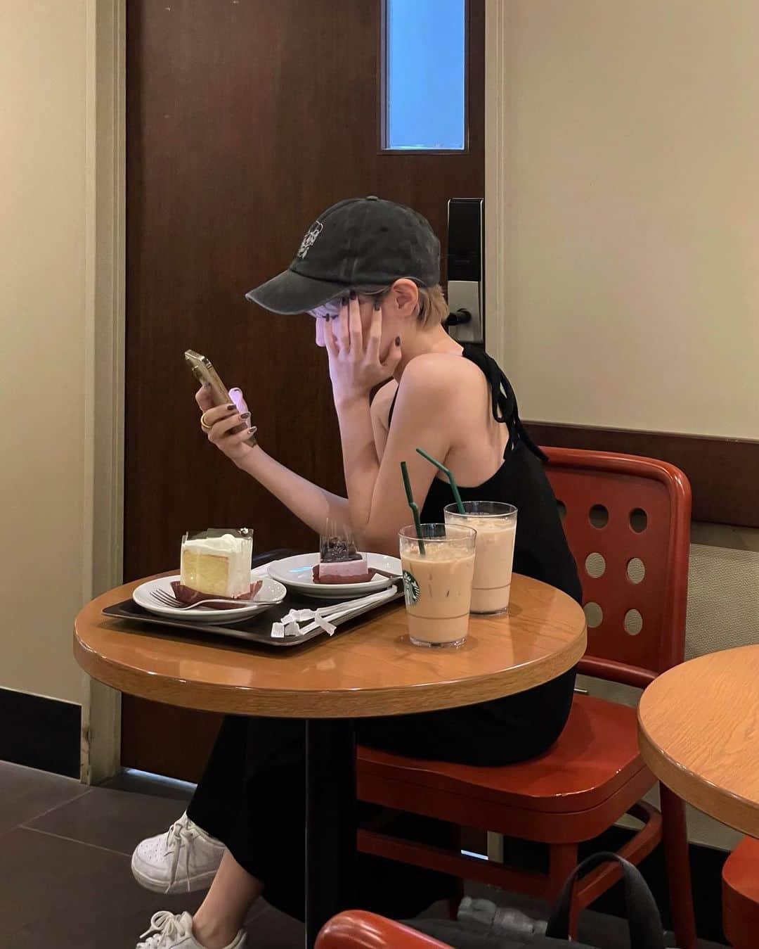 MIORIのインスタグラム：「スタバって店内用グラスの方が可愛いかもしれない🦦  いつも画面の明るさマックスなんだけど目に悪いかな、、😂  #ショートカット#ショートヘア#休日コーデ#ハイトーンショート#ハイトーン#キャップコーデ#黒ワンピース」