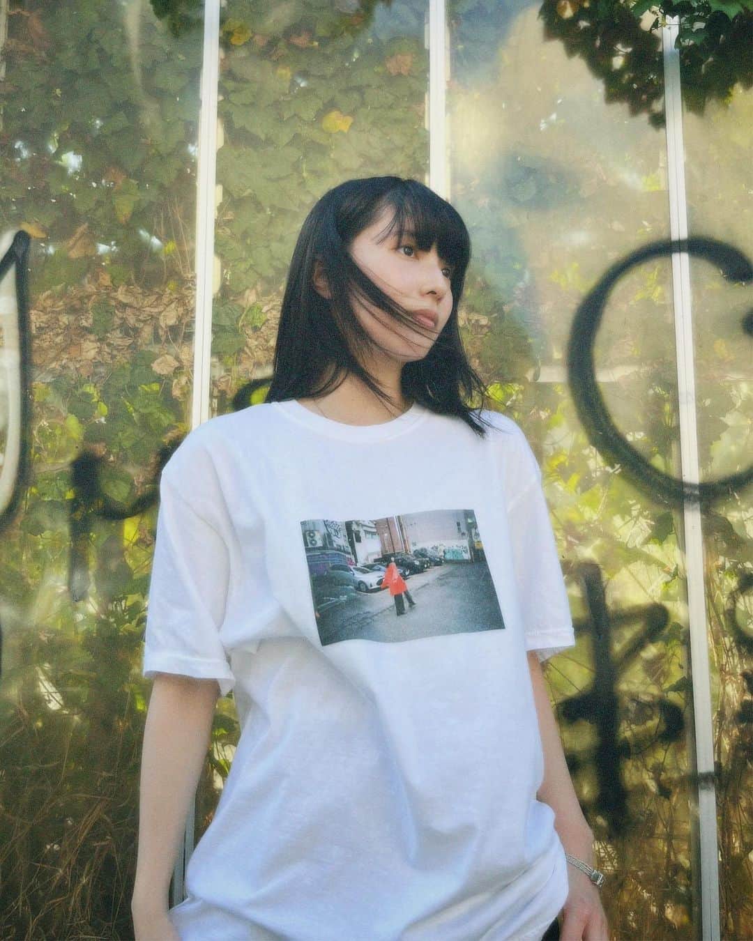 大原梓のインスタグラム：「お知らせ。  8/4(金)22:00~ ″scenetokyo″さんとのコラボ商品を販売することが決定しました~ !👗  ・″あずふぃるむズ″ Tシャツ(白) ・″あずふぃるむズ″ Tシャツ(グレー) ・″a.″ 刺繍ロゴシャツ(黒)  全部で3種類。ひとつひとつデザインを考えさせていただきました。 ″誰もが着やすい″をテーマに、ほんのり私自身の好きな雰囲気も残しつつ。  肌触りの良い生地、滑らかな質感、ゆとりのあるボディ、とても素敵な仕上がりになっておりますのでぜひ。☺︎ ( 普段よりワンサイズ上げてゆったり着るのがおすすめ ! )  ※全ての写真 (model : 162cm , size L )  詳細はハイライトからチェックしてね。︎︎︎︎︎︎☑︎.」