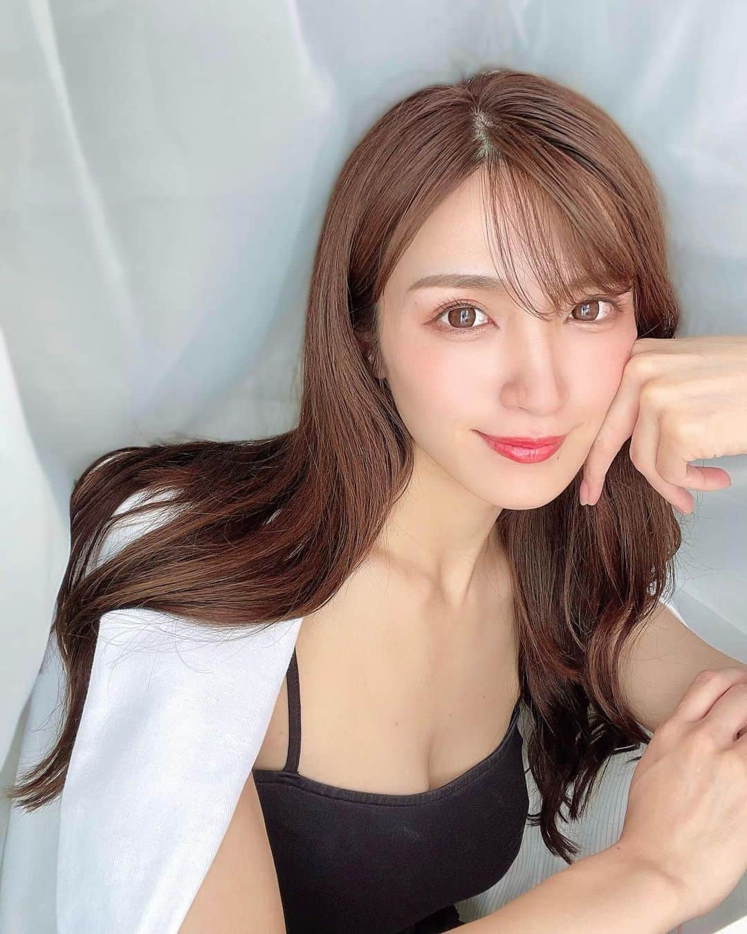 のインスタグラム：「今年はお祭りに花火大会にいっぱい復活してて なんかうれしいなあ🫶🏻🎆  夏の予定はなにしますか？🐠  先月スキンクリニックいったので さらにお肌いい感じ🥹✨ 今回ピコスポットと水光注射した👼🏻 日に日にお肌の悩みなくなってQOLがどんどんあがる🥹🩶  美容液、今3つ使っててそのひとつ うるおいがプラスされる感じで保湿力あがる😚🫶🏻 @dahliagsc   お肌きれいになってきたから日焼けしたくない🤣  明日も素敵な1日を☺️🌈  🌷🧚🏻‍♀️🌻 #おすましマン #おろしたてリップ #まっかやないか  #ダリア銀座スキンクリニック #ダリア銀座 #ダリア美肌 #スキンケア #美容皮膚科」