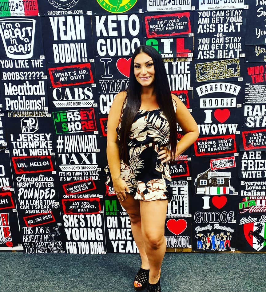 ディーナ・ニコール・コルテーゼのインスタグラム：「13 years later and I’m still a blast in a glass 😂🥳 All new season of #jsfamilyvacation starts august 3 rd!」