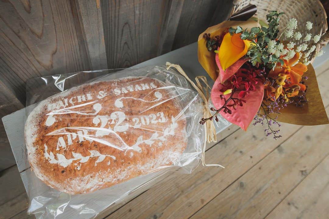 のインスタグラム：「@barn_and_forest148 #100年後も語り継がれる結婚式  ・ ・ Original Bread & Toss bouquet…*  #オリジナルパン #ブーケトス #barnandforest148 #barnwedding #148cafe #バーンアンドフォレスト148 #バーンアンドフォレスト #148花嫁 #marriagecertificate #marriagecertificate #結婚証明書 #結婚証明書デザイン #ringpillow #千葉結婚式場 #千葉結婚式 #結婚式場 #プレ花嫁 #卒花嫁 #千葉花嫁 #流山おおたかの森 #ラスティックウェディング #ナチュラルウェディング #ガーデンウェディング #ガーデン挙式 #バーンウェディング」