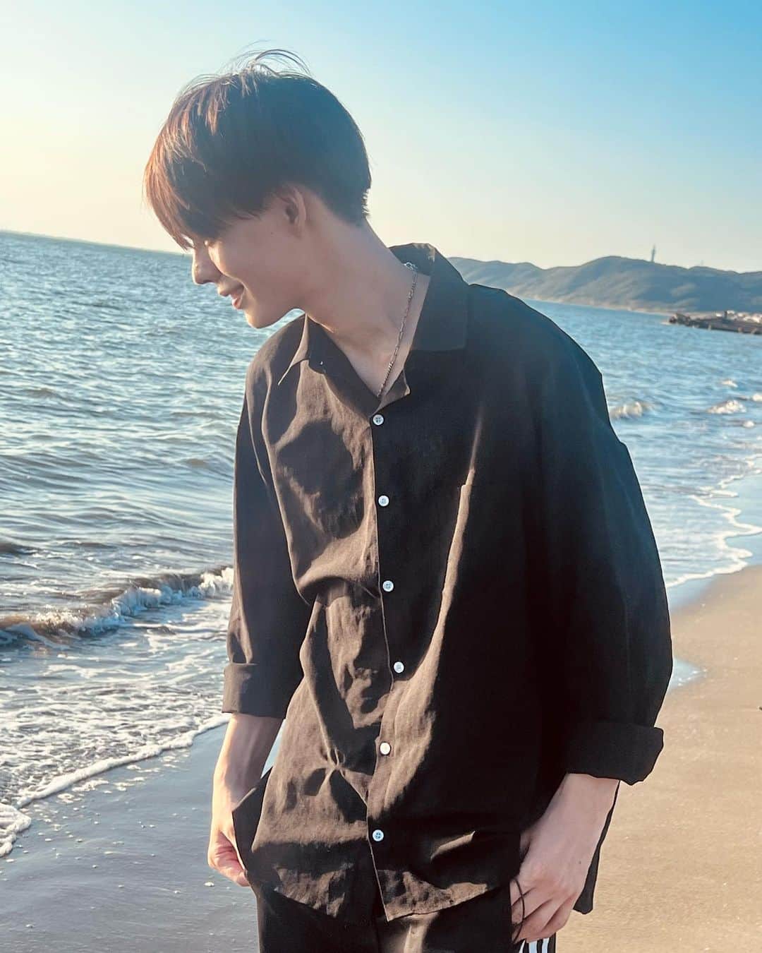 のインスタグラム：「彼氏感🫧💙 みんなもう海行ったー？ ・ ・ ・ #彼氏感 #海」